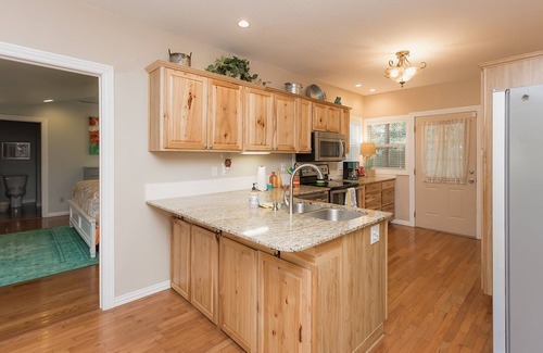 Springdale Casa | Serene and beautiful, Lakeview, outside games and kayaks, workspace