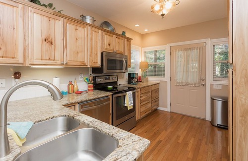 Springdale Casa | Serene and beautiful, Lakeview, outside games and kayaks, workspace