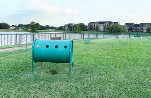 Pearland Apartamento | Serene and Cozy Family-friendly1 bdrm Apt w/Lakeview in Pearland, TX!