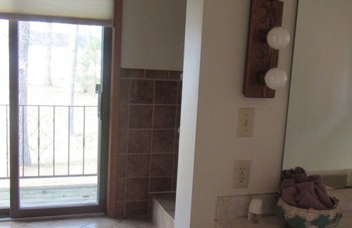 Parkers Prairie Cabina | Entorno sereno y tranquilo que es ideal para familias.