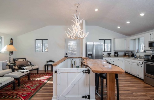 Hendersonville Cabaña | Sereno y apartado refugio junto a la montaña junto al río French Broad