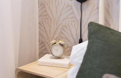 Little Italy Apartamento | Serene and Styled Little Italy Studio full bath by Den Stays
