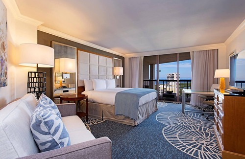 Pelican Bay Complejo | Serene Beach Resort Accommodation w/ Private Balcony & Views | Pools