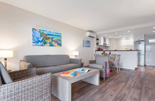 Grand Case Complejo | Serene Beachfront Suite| Private Beaches, Balcony Views & Water Adventures