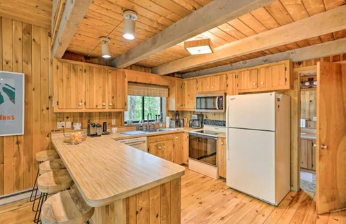 Otis Casa | Serene Berkshires Cabin w/ Deck & Fire Pit!