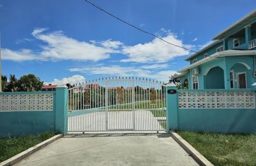 Demerara-Mahaica Apartamento | Serene Blue Villa Hide Away