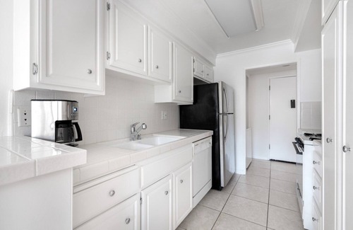 Sawtelle Apartamento | Serene Brentwood 1BR w/ Gym, walk to Downtown Dining, by Blueground