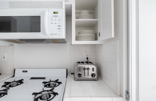 Sawtelle Apartamento | Serene Brentwood 1BR w/ Gym, walk to Downtown Dining, by Blueground