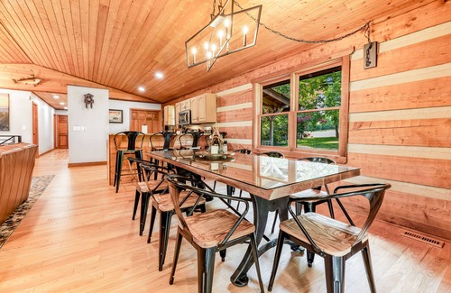Kodak Cabina | Serene cabin with pool, hot tub, game room, fireplace, & free attraction tickets