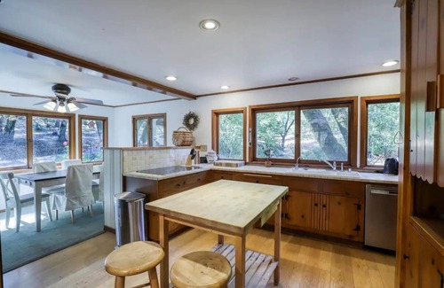 Santa Rosa Cabaña | Serene Calistoga Cottage w/ Pool & Hot tub in 9 acres of Woodland