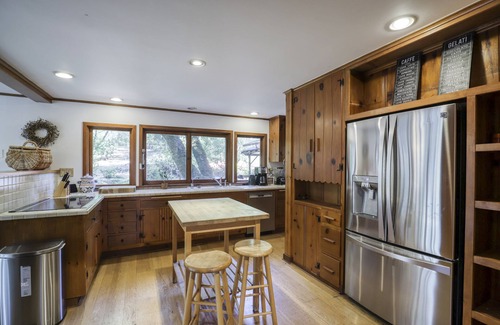 Santa Rosa Cabaña | Serene Calistoga Cottage w/ Pool & Hot tub in 9 acres of Woodland