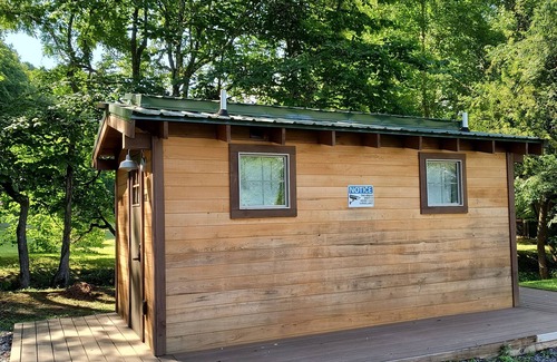 Andrews Alquiler De RV | Serene campground in Andrews on the Valley River.