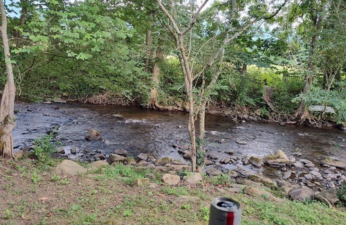 Andrews Alquiler De RV | Serene campground in Andrews on the Valley River.