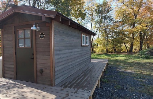 Andrews Alquiler De RV | Serene campground in Andrews on the Valley River.