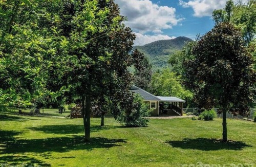 Candler Alquiler De RV | Serene campground in Candler with goats!