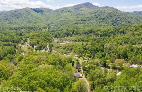 Candler Alquiler De RV | Serene campground in Candler with goats!
