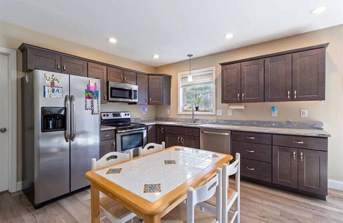 North Deering Apartamento | Serene & Charming 2BR Guest Apartment – Near Trails & Downtown Portland