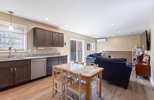 North Deering Apartamento | Serene & Charming 2BR Guest Apartment – Near Trails & Downtown Portland