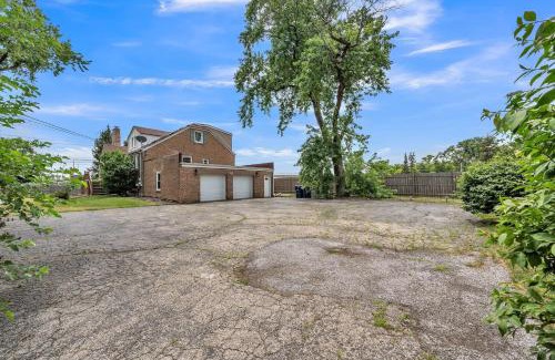 Des Plaines Casa | Serene & Charming 5BR Des Plaines Getaway home