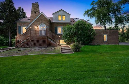 Des Plaines Casa | Serene & Charming 5BR Des Plaines Getaway home