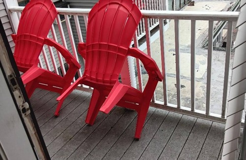 Rockland Condominio | Serene condo with AC in charming Rockland on the bay !