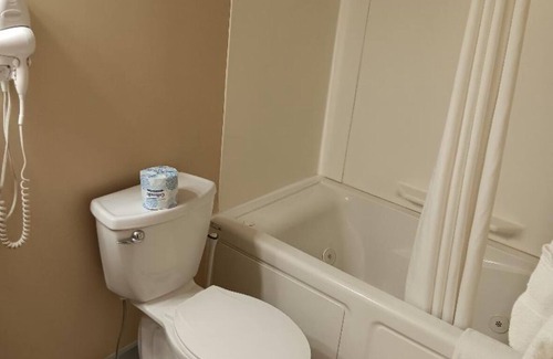 Rockland Condominio | Serene condo with AC in charming Rockland on the bay !