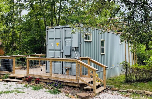 Garfield Cabina | Serene container tiny home with 1 bedroom and WiFi, AC in scenic Garfield