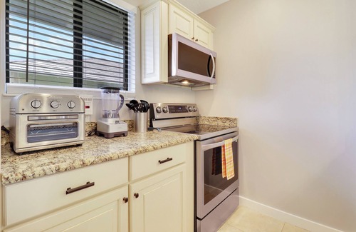 Palm Beach Gardens Cabaña | Serene Cottage in PGA Paradise, 15mn from the Beach