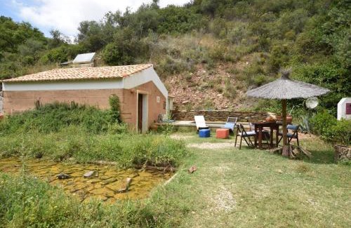 Troviscais Casa | Serene Cottage in S o Lu s with Barbecue