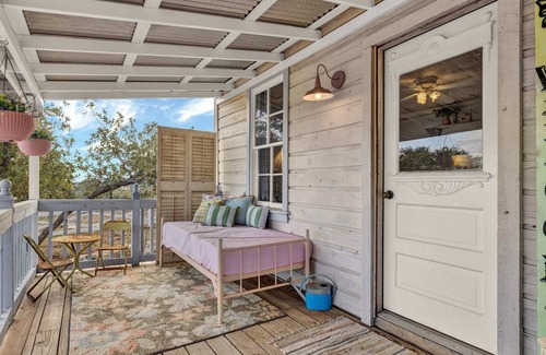 Comfort Casa | Serene Cottage with patio 10 min from DT Comfort