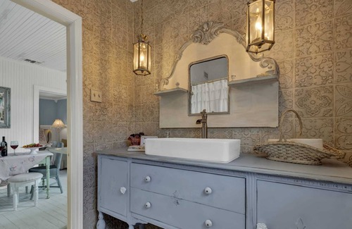 Comfort Casa | Serene Cottage with patio 10 min from DT Comfort