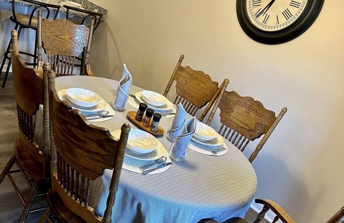 Vero Beach Casa | Serene and cozy 3 BR, 2 BA home, King Suite, DOGS WELCOME. Back porch w swing