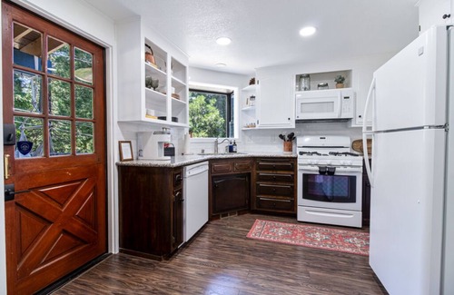 Cedarpines Park Cabina | Serene, Cozy, and Romantic Mountian Retreat with an Inflatable hot tub near lake
