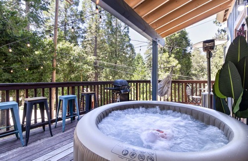 Cedarpines Park Cabina | Serene, Cozy, and Romantic Mountian Retreat with an Inflatable hot tub near lake