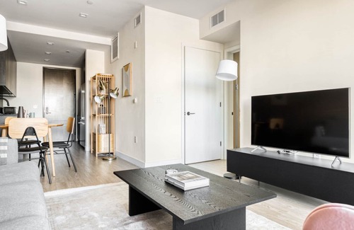 Palms Apartamento | Serene Culver City 2BR w/ Roof, walkable neighborhood, by Blueground