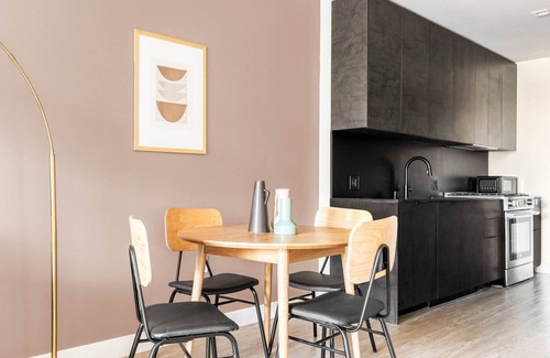 Palms Apartamento | Serene Culver City 2BR w/ Roof, walkable neighborhood, by Blueground