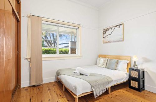 Sydney Casa | Serene Double Room - Cozy hideaway in South Hurstville - Shared Bathroom