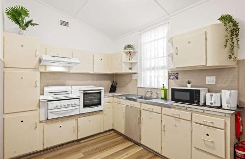 Sydney Casa | Serene Double Room - Cozy hideaway in South Hurstville - Shared Bathroom