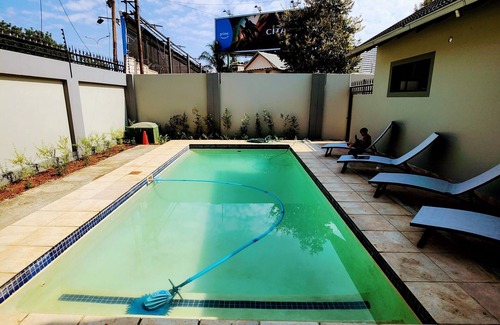 Greater Johannesburg Metropolitan Area Cabaña | Serene Escape: 1-Bedroom Apartment in Parkmore with Uninterrupted Solar Power
