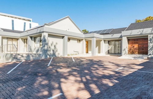 Greater Johannesburg Metropolitan Area Cabaña | Serene Escape: 1-Bedroom Apartment in Parkmore with Uninterrupted Solar Power