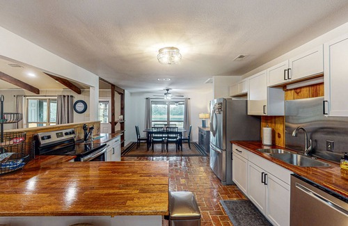 Wilmer Cabina | Serene Farm House with Expansive Land, Hot tub and Peaceful Pond Views