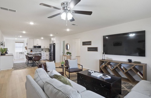 Aubrey Otro | Serene farmhouse on 2 acres, perfect for family gatherings or wedding stays.