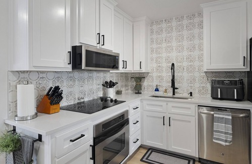 Aubrey Otro | Serene farmhouse on 2 acres, perfect for family gatherings or wedding stays.