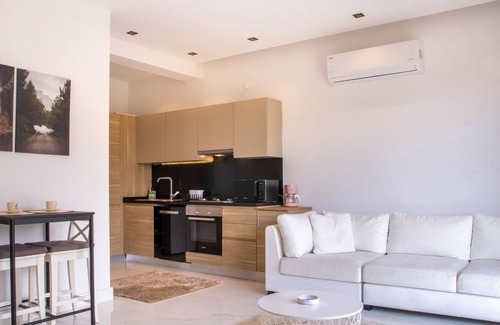 Kusadasi City Centre Apartamento | Serene Flat w Sea and Nature View in Kusadasi