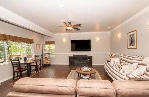 Meadow Lakes Casa | Serene Four Bedroom Lakefront Home