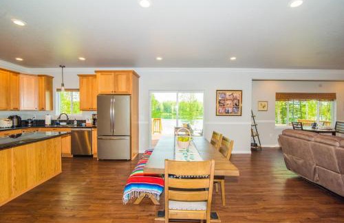 Meadow Lakes Casa | Serene Four Bedroom Lakefront Home
