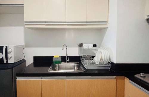 Iloilo Condominio | Serene Getaway with Prime Emperador View