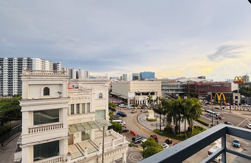 Iloilo Condominio | Serene Getaway with Prime Emperador View