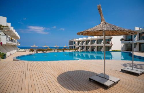 Esentepe Apartamento | Serene Getaway with pool view