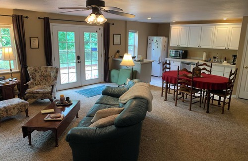 La Center Apartamento | Serene Guest Suite w/Forest View + Hot tub. Dog friendly.